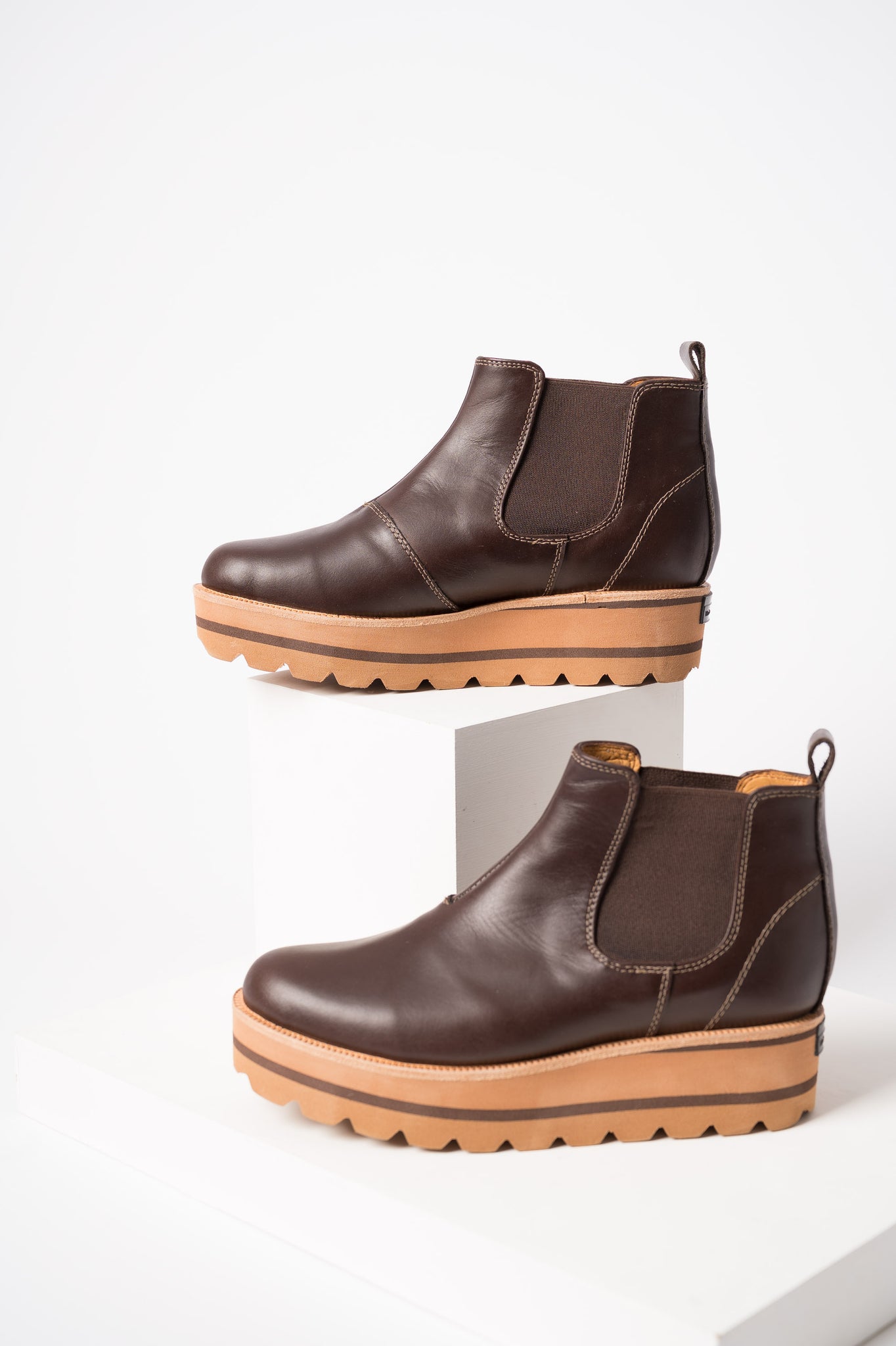 UltraLight Chelsea Boots Chocolate